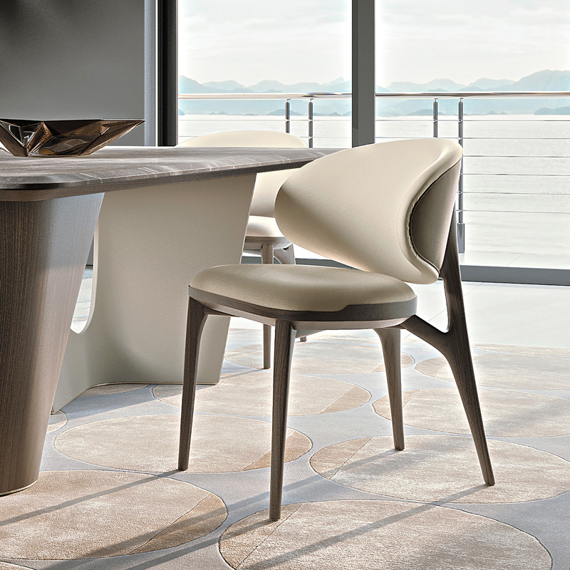 Chaise de la collection Pinnacle par Turri